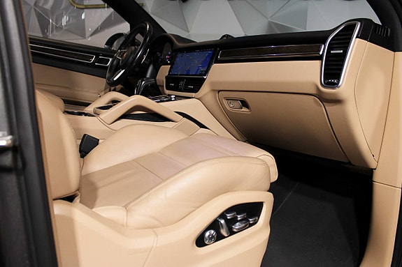 Porsche Cayenne 13 of 27