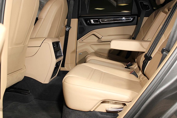 Porsche Cayenne 14 of 27