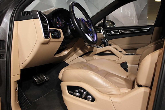 Porsche Cayenne 12 of 27