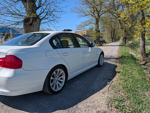 BMW 320d 2 of 5