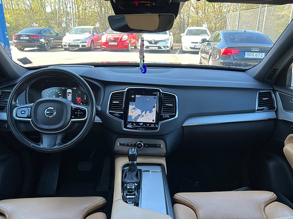 Volvo XC90 10 of 30