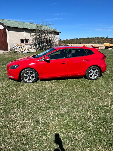 Volvo V40 2 of 7