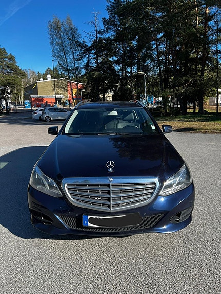 Mercedes-Benz E220 3 of 5