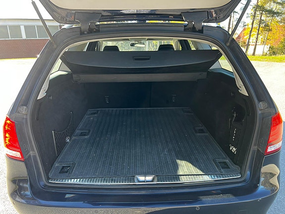 Mercedes-Benz E220 4 of 5
