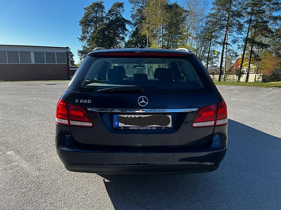 Mercedes-Benz E220 2 of 5