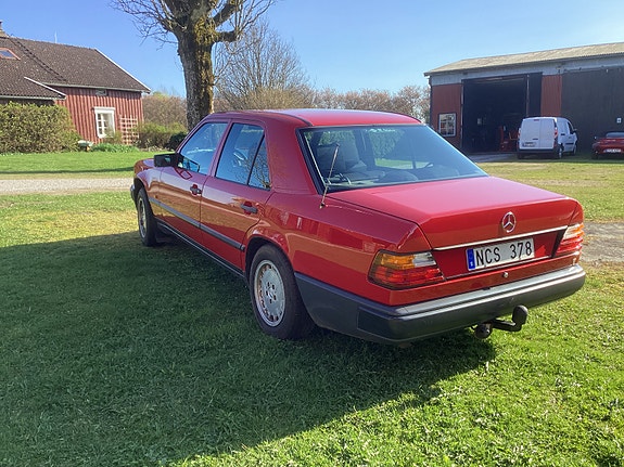 Mercedes-Benz 200 2 of 5