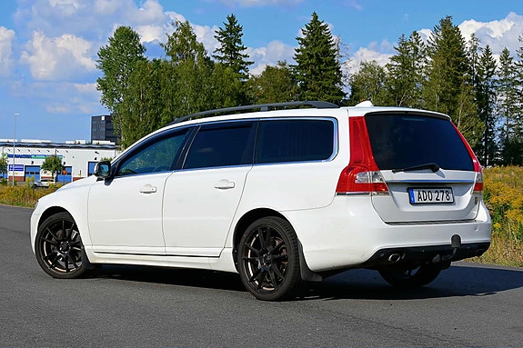 Volvo V70 3 of 4