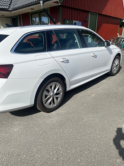 Skoda Octavia 2 of 5