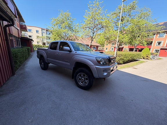 Toyota Tacoma 2 of 5