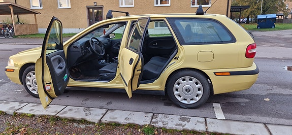 Volvo V40 4 of 5