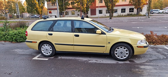 Volvo V40 2 of 5