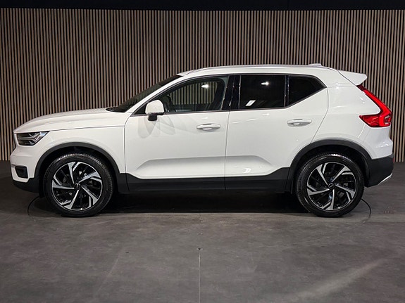 Volvo XC40 2 of 21
