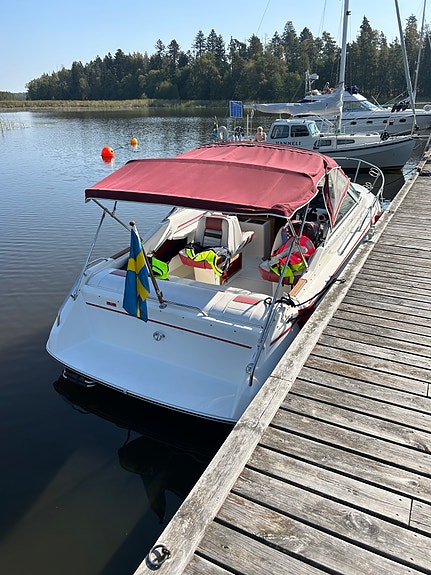 Sea Ray 230 Cuddy Cabin Daycruiser 2 of 10