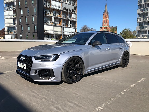 Audi RS4 2 of 5