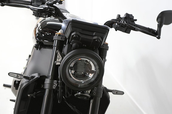 Yamaha XSR 900 4 of 8