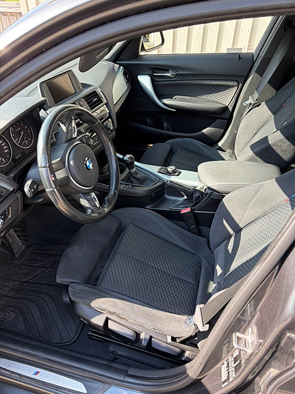 BMW 118i 3 of 5