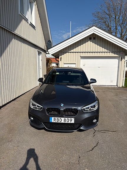 BMW 118i 2 of 5