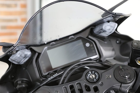 Yamaha YZF-R3 7 of 8