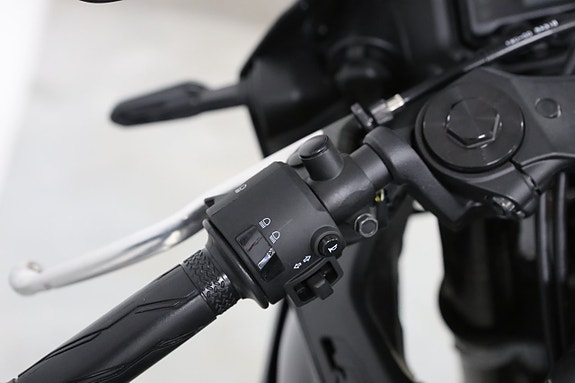 Yamaha YZF-R3 6 of 8