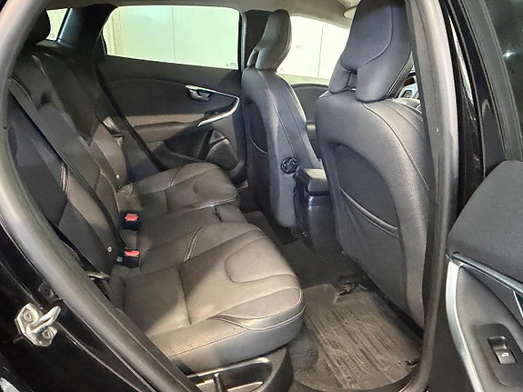 Volvo V40 Cross Country 7 of 11