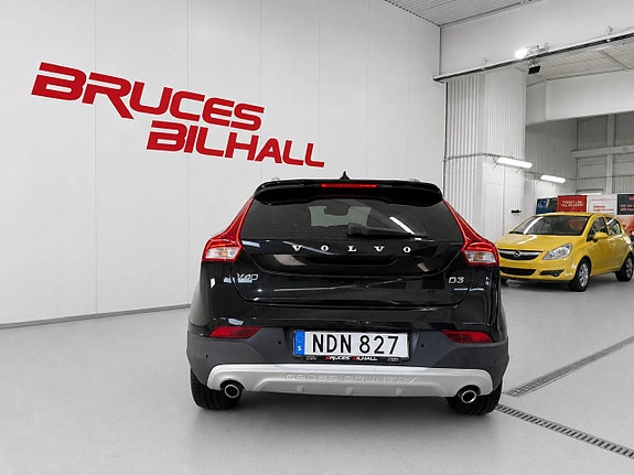 Volvo V40 Cross Country 2 of 11