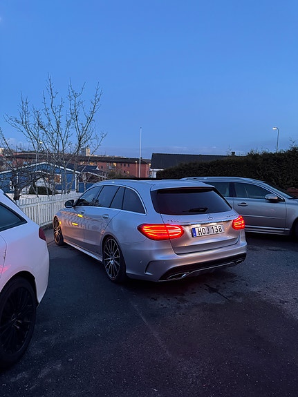 Mercedes-Benz C300 2 of 5