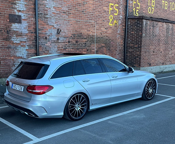 Mercedes-Benz C300 3 of 5