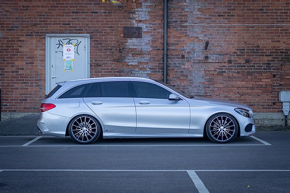 Mercedes-Benz C300 4 of 5