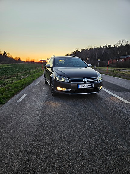 Volkswagen Passat Alltrack 2 of 5