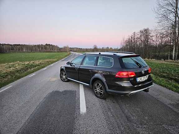 Volkswagen Passat Alltrack 3 of 5