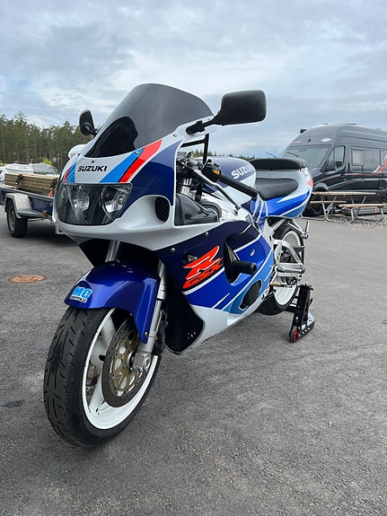 Suzuki GSX-R750 3 of 4