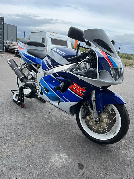 Suzuki GSX-R750 4 of 4