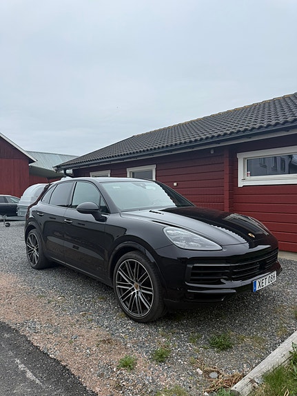 Porsche Cayenne 2 of 5