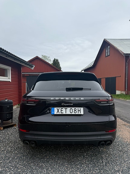 Porsche Cayenne 4 of 5