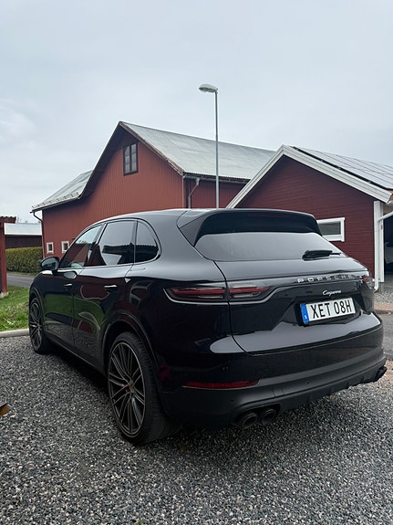 Porsche Cayenne 3 of 5