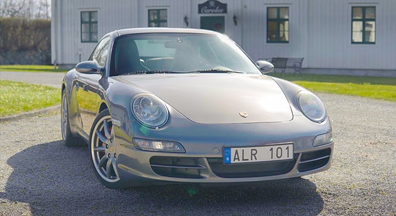 Porsche 911 Carrera S 4 of 5