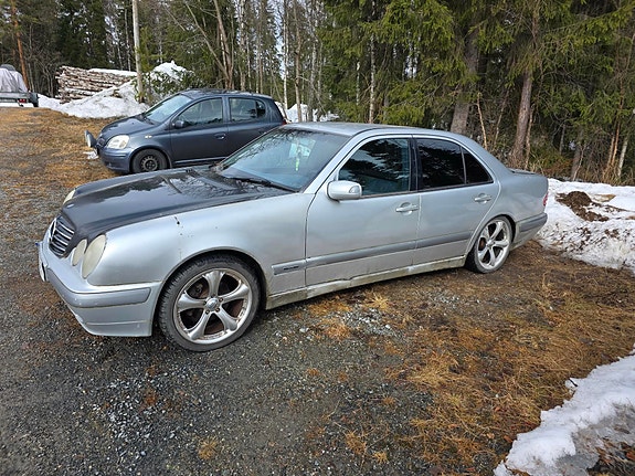 Mercedes-Benz E200 2 of 5