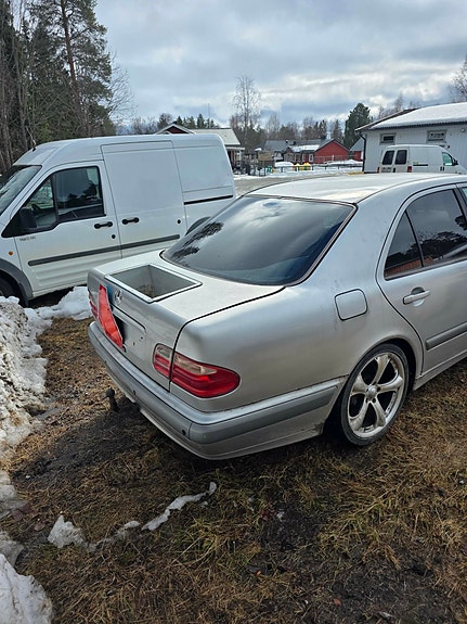 Mercedes-Benz E200 6 of 7