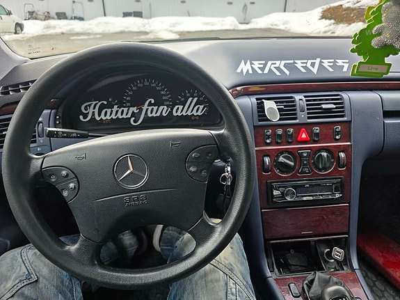 Mercedes-Benz E200 5 of 5