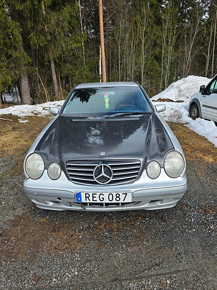 Mercedes-Benz E200 4 of 5
