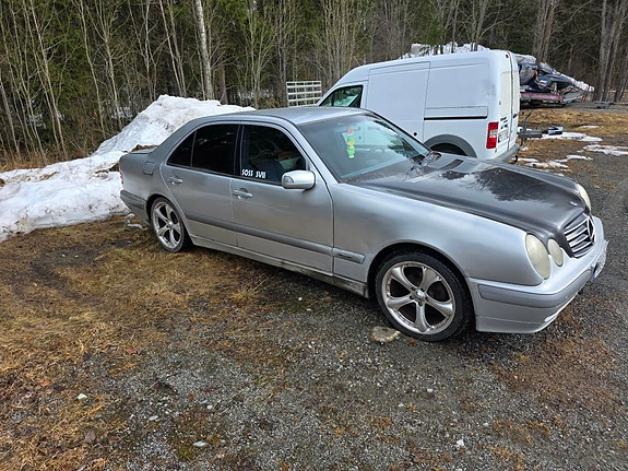 Mercedes-Benz E200 3 of 5