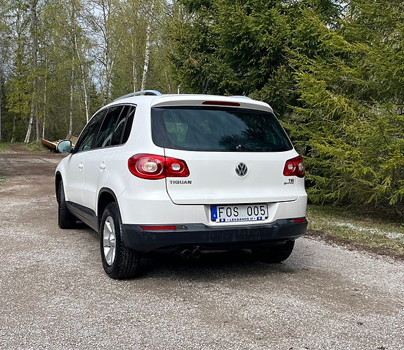 Volkswagen Tiguan 2 of 5