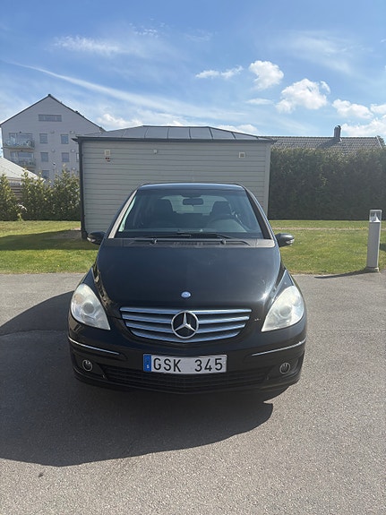 Mercedes-Benz B170 2 of 5