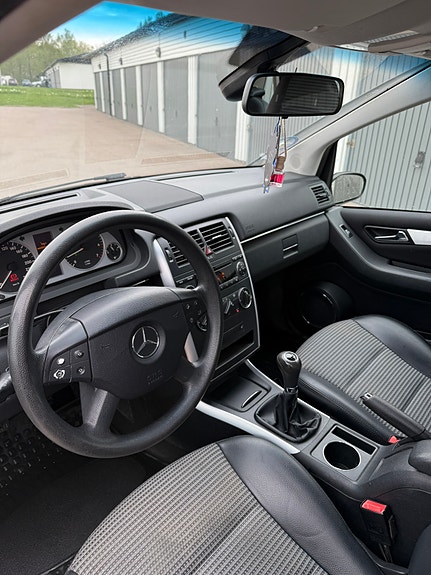 Mercedes-Benz B170 2 of 5