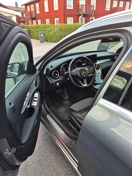 Mercedes-Benz C220 3 of 5