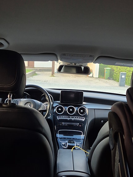 Mercedes-Benz C220 2 of 5