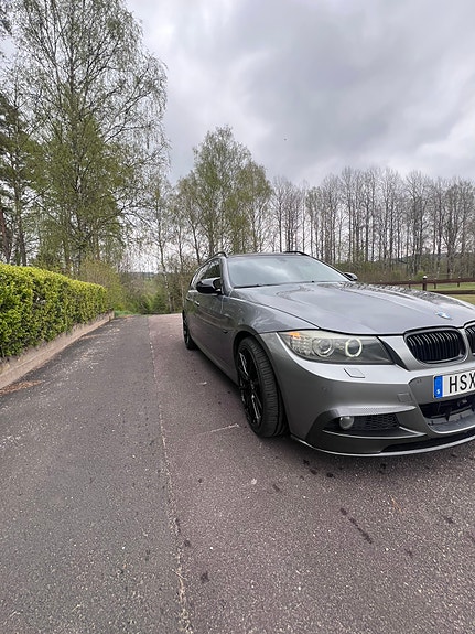 BMW 330i 2 of 7