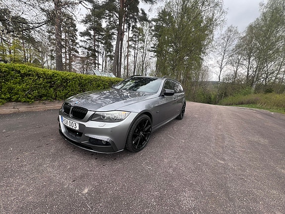 BMW 330i 3 of 7