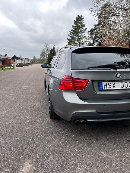 BMW 330i 5 of 7