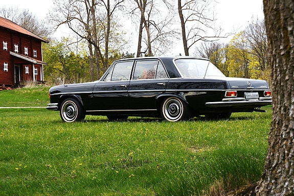 Mercedes-Benz 280 3 of 5